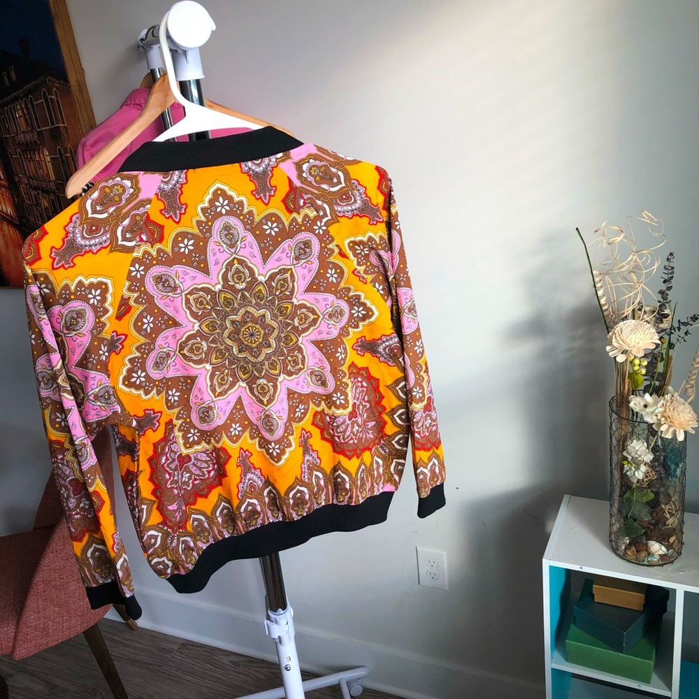 Casual fall ready zipper liner jacket.